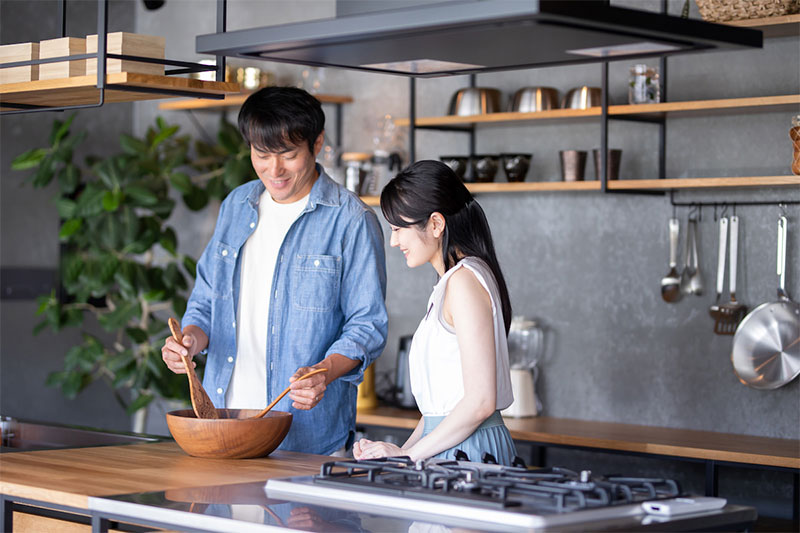 料理をする夫婦