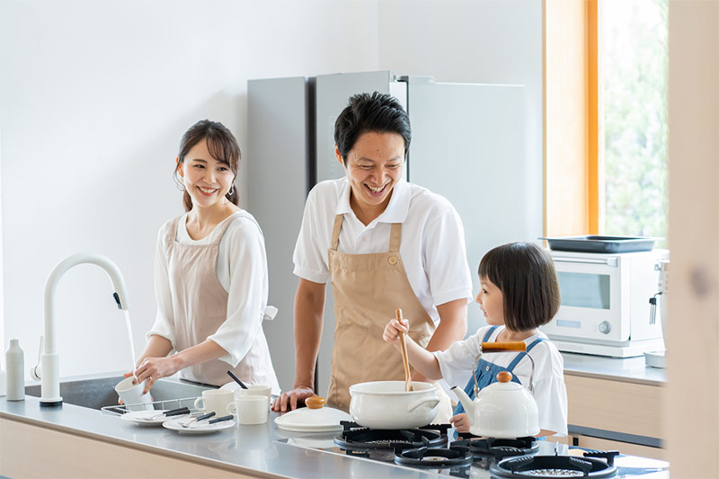 料理をするファミリー